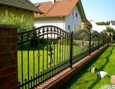 фото Установка ограждений металлических