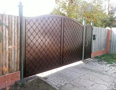 фото Металлические ручные гаражные ворота с элементами ковки