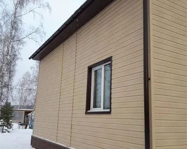 фото Монтаж и отделка фундамента дома структурированными панелями