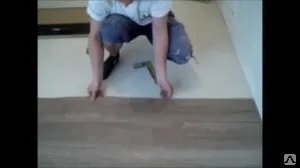 фото Укладка клеевой плитки ПВХ