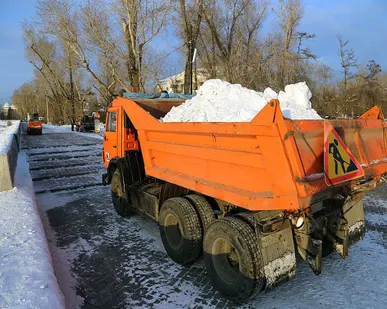 фото Уборка снега с самосвалом