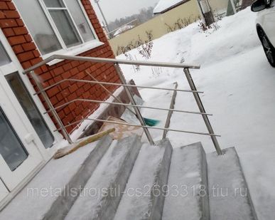 фото Хромированные ограждения для лестниц