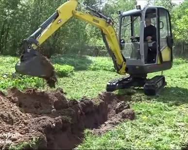 фото Рытье траншеи экскаватором