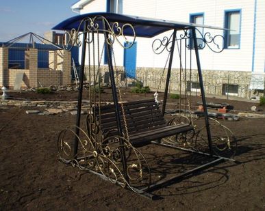фото Качели садовые кованые