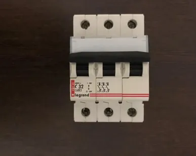 фото Автоматический выключатель Legrand 3p 32A  (тип C) 6кА