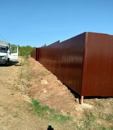 Фото №0 Установка забора из профнастила