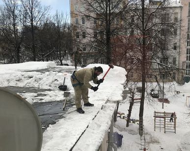 фото Уборка снега с крыши скатной