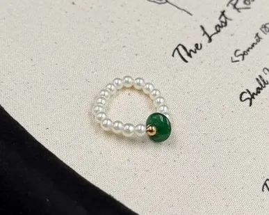 фото Кольцо Бисерное в зеленым камешком