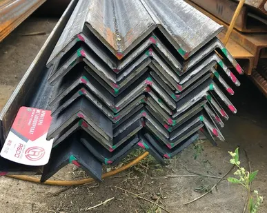 фото Уголок металлический рядом