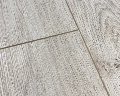 фото Ламинат HomeFloor Deluxe (1380/193/12 мм) Дуб Силбери 33 класс 1,332м2