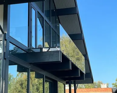 фото Стеклянное ограждение из сверхпрозрачного закалённого стекла от компании AGC. На точечных конвекторах.