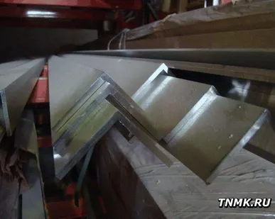 фото Уголок алюминиевый 40х20 мм АД31