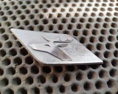 фото Эмблема Шильдик с крыла. Газ 3102 Волга. СССР .