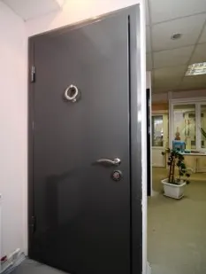 фото Сейф-дверь с порошковым покрытием парадная с отбойником и МДФ