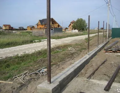 фото Забор на ленточном фундаменте