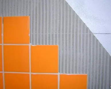 фото Облицовка керамической настенной плиткой: одного рисунка, с «декорами» (на