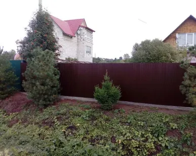 фото Монтаж металлического забора