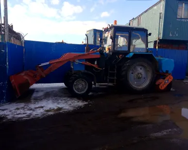 фото Аренда трактора со щеткой в Колпино