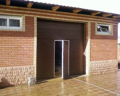 фото Ворота ДорХан промышленныесекционные  с калиткой 3500 на 4100 мм.