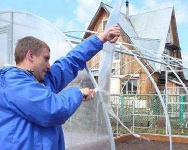 фото Монтаж теплицы из поликарбоната