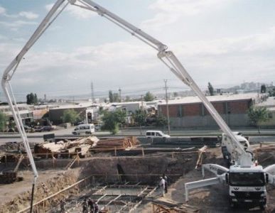 фото Услуги и аренда автобетононасоса BETONSTAR BST 43-5