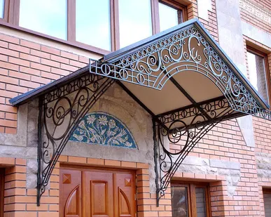 фото Кованый козырек для дачи