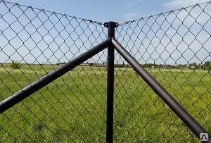 Фото №0 Монтаж забора из сетки рабицы