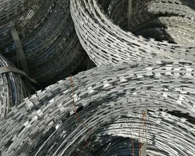 фото Колючая проволока Кировский