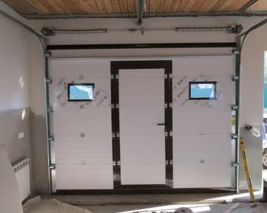 фото Ворота гаражные  с дополнительной встроенной дверью RSD02 3500х3000