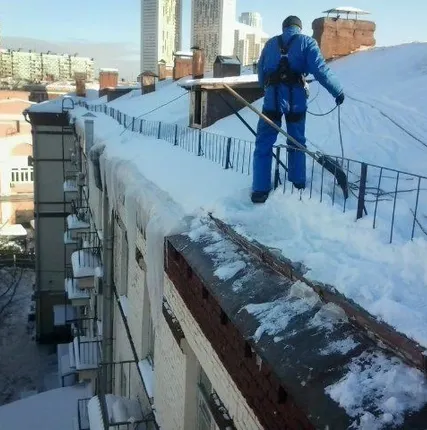 Фото №0 Удаление наледи и снежных навесов с крыши