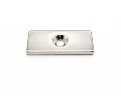 фото Неодимовый магнит прямоугольник 35x15x3 мм с зенковкой 8/4 мм (~4,21 кг)