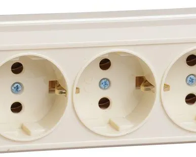 фото Розетка 3-м ОП Октава 16А РС23-3-ОК с заземл. крем. ИЭК ERO31-K33-16-DC