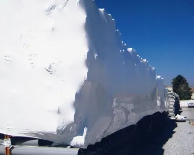 фото Укрытие стройматериалов в термоусадочную пленку.
