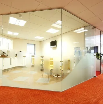 Фото №0 Торговые перегородки из стекла