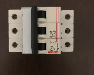 фото Автоматический выключатель Legrand 3p 32A  (тип C) 6кА