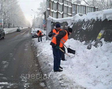 фото Уборка снега в ручную