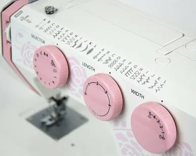 фото Швейная машина Janome Pink 25, белый/розовый