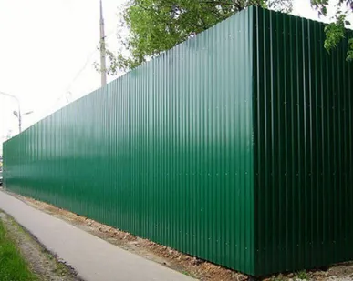 фото Строительство забора из профнастила