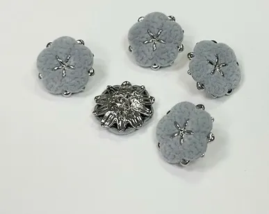 фото Пуговица на ножке Бархатный цветок на металлической основе 15 мм