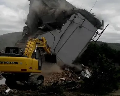 фото Снос ветхих строений и зданий