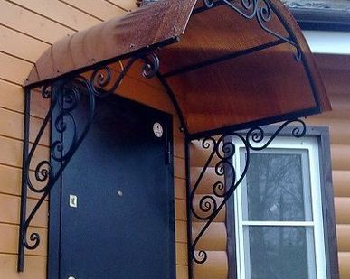 фото Козырек над входом крыльцом