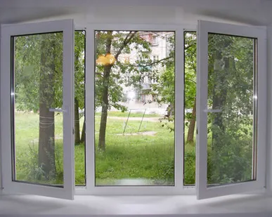 фото Окно пластиковое трехстворчатое