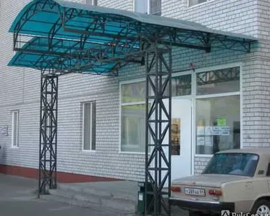 фото Навес над входом из поликарбоната