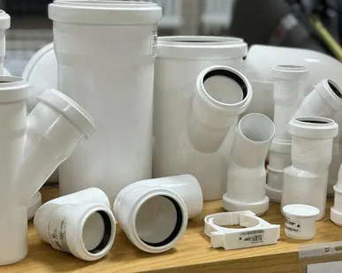 фото Белая канализация фитинги и трубы