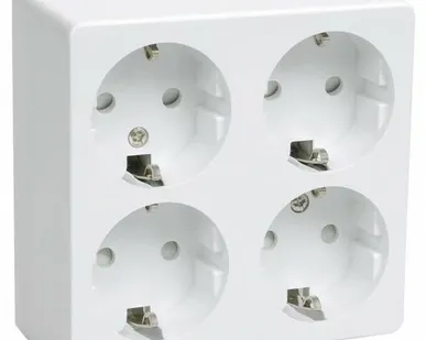 фото О/У Розетка 4-ая с заземлением + шторки Белый БРИКС IEK