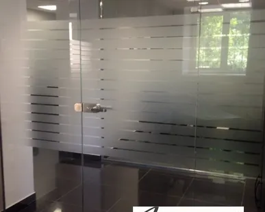 фото Возведение стен из закалённого стекла в помещении.