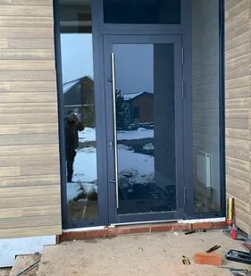 фото Дверь из алюминия