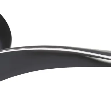 фото Ручка дверная межкомнатная на круглой розетке RENZ Модена, черный/хром блестящий