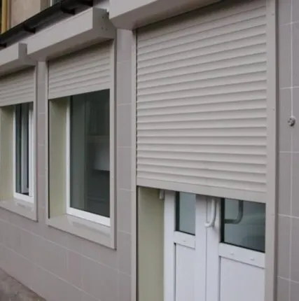 Фото №0 Установка рольставней с механическим приводом в проем