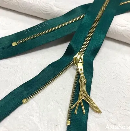 Фото №0 Молния RIRI атласная зеленая с золотом 18см